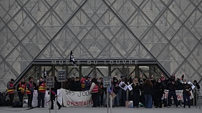 Trabalhadores bloqueiam a entrada do Museu do Louvre durante um protesto contra o aumento do custo de vida, em Paris, segunda-feira, 19 de outubro de 2026