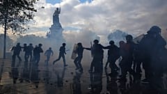 Polícia envolve-se em confrontos com manifestantes numa marcha contra o aumento do custo de vida, que junta reivindicações estudantis, em Paris, sábado, 17 de outubro de 2026