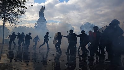 پلیس روز شنبه ۱۷ اکتبر ۲۰۲۶ در پاریس، در جریان تظاهرات علیه افزایش هزینه‌های زندگی و مطالبات دانشجویان، با معترضان درگیر شد.