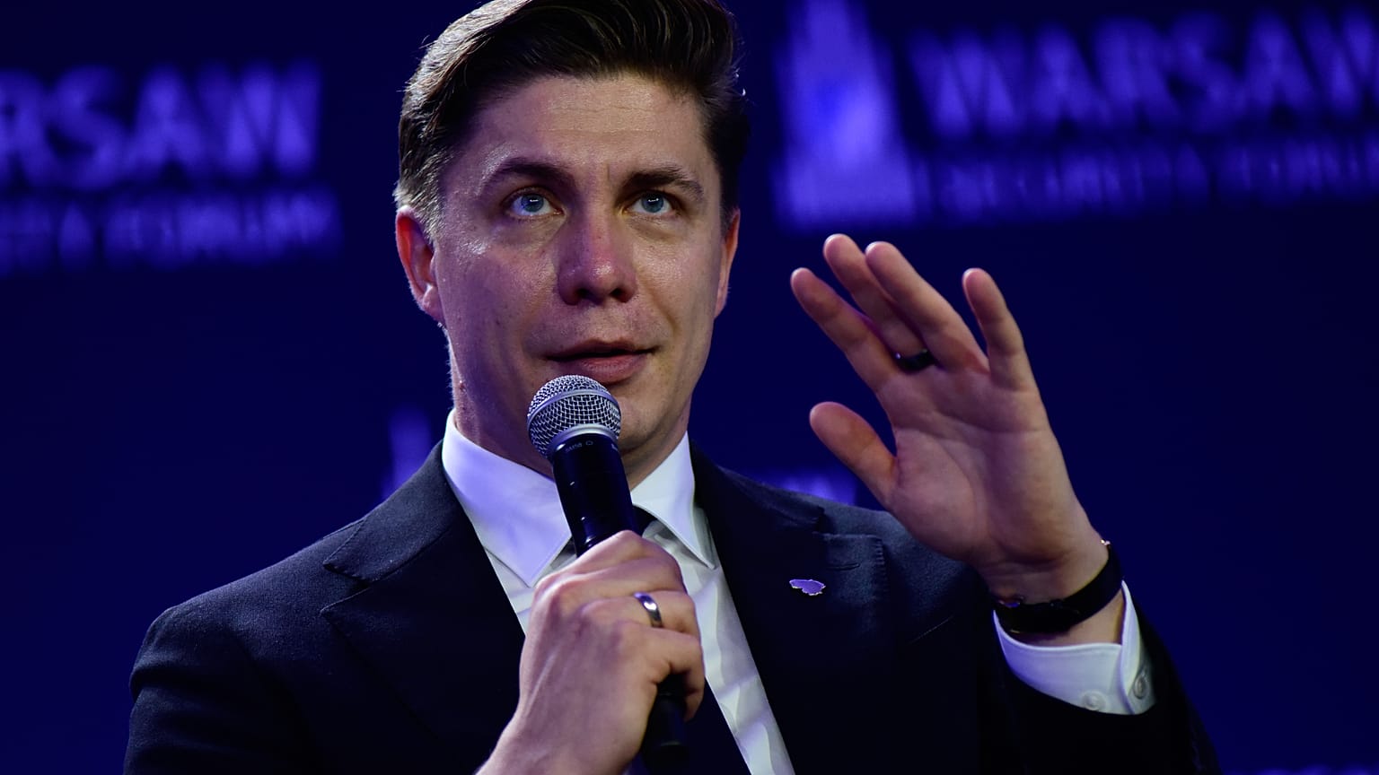 Premier Litwy Mindaugas Sinkevicius gestykuluje podczas przemówienia na Forum Bezpieczeństwa w Warszawie, w poniedziałek 12 października 2026 r.