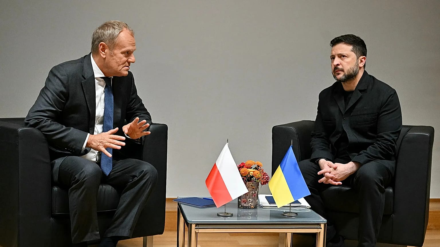 Premier Polski Donald Tusk (z lewej) rozmawia z prezydentem Ukrainy Wołodymyrem Zełenskim podczas spotkania dwustronnego na marginesie szczytu UE w Brukseli, 15.10.2026
