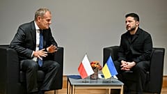 Premier Polski Donald Tusk (z lewej) rozmawia z prezydentem Ukrainy Wołodymyrem Zełenskim podczas spotkania dwustronnego na marginesie szczytu UE w Brukseli, 15.10.2026