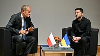 Premier Polski Donald Tusk (z lewej) rozmawia z prezydentem Ukrainy Wołodymyrem Zełenskim podczas spotkania dwustronnego na marginesie szczytu UE w Brukseli, 15.10.2026