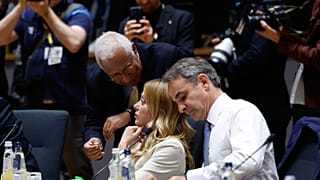 Il presidente del Consiglio europeo Antonio Costa parla con la premier italiana Giorgia Meloni durante una riunione a tavola rotonda del vertice Ue a Bruxelles.