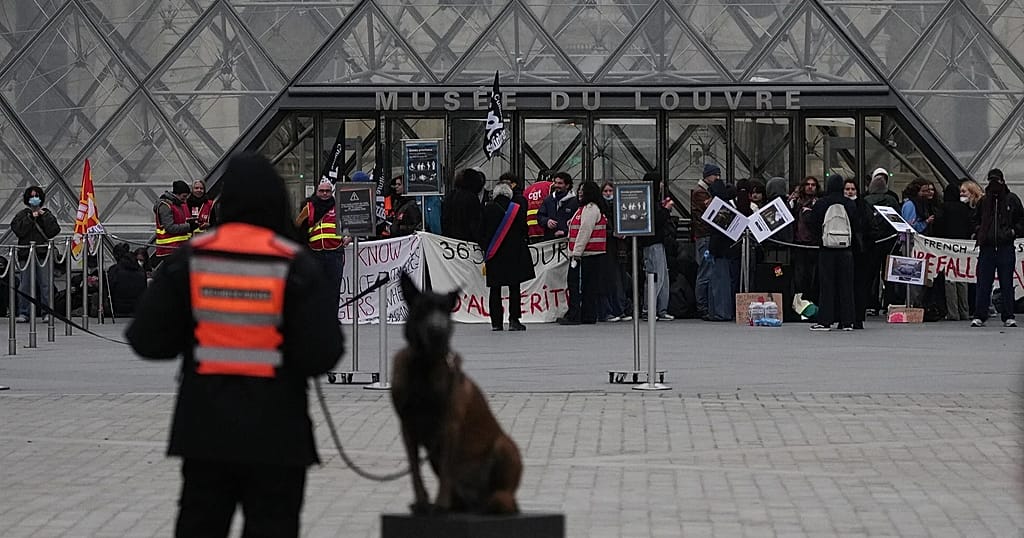 France: Students block access to the Louvre in support of high schoolers