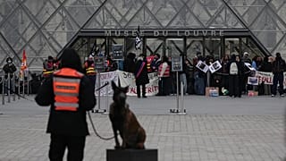 France : des étudiants bloquent l’accès au Louvre en soutien aux lycéens