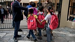 Archivo: Unos niños en la puerta del colegio