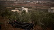 فلسطينيون يتراجعون أمام مستوطنة شيلو الإسرائيلية، ويشاركون في حصاد الزيتون في بلدة ترمس آية بالضفة الغربية، الأربعاء 14 أكتوبر 2026.
