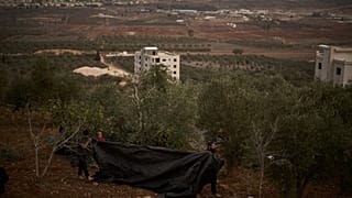 فلسطينيون يتراجعون أمام مستوطنة شيلو الإسرائيلية، ويشاركون في حصاد الزيتون في بلدة ترمس آية بالضفة الغربية، الأربعاء 14 أكتوبر 2026.