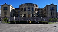 La gente se reúne frente al Parlamento noruego, el Storting, en Oslo, Noruega, el jueves 10 de septiembre de 2026.