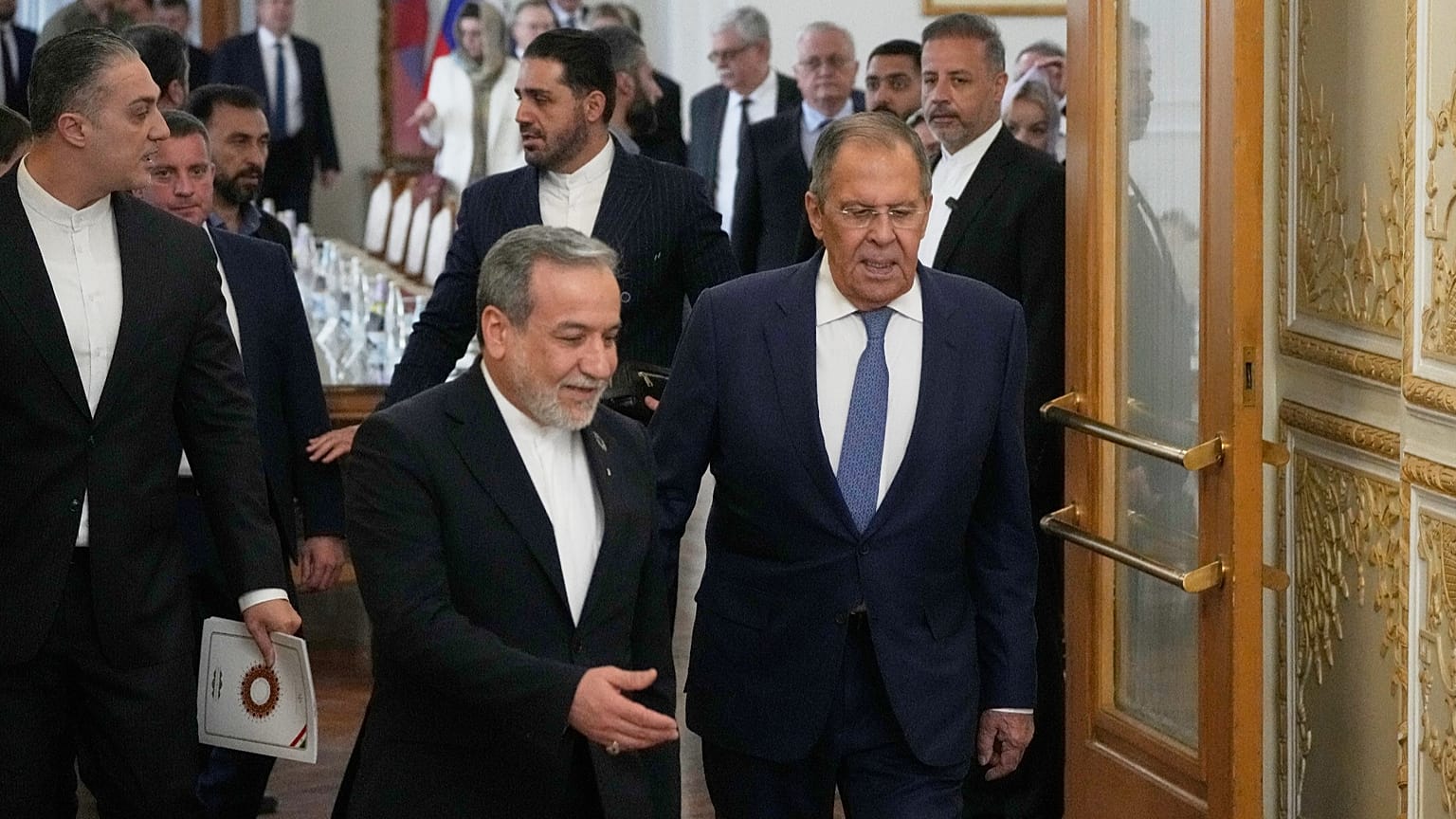 وزير الخارجية الإيراني عباس عراقجي, اليسار, يمشي مع وزير الخارجية الروسي سيرجي لافروف خلال لقائهما في طهران, إيران, الإثنين, أكتوبر. 19, 2026. 