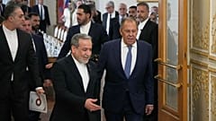 وزير الخارجية الإيراني عباس عراقجي, اليسار, يمشي مع وزير الخارجية الروسي سيرجي لافروف خلال لقائهما في طهران, إيران, الإثنين, أكتوبر. 19, 2026. 