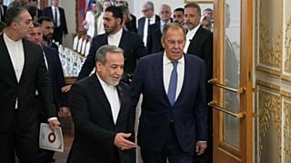 وزير الخارجية الإيراني عباس عراقجي, اليسار, يمشي مع وزير الخارجية الروسي سيرجي لافروف خلال لقائهما في طهران, إيران, الإثنين, أكتوبر. 19, 2026. 