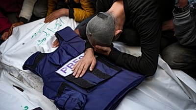 أحد أقارب صحافي فلسطيني قُتل مع أربعة آخرين بغارة إسرائيلية، يودّع جثمانه في مستشفى الأقصى بدير البلح، 26 ديسمبر 2024.