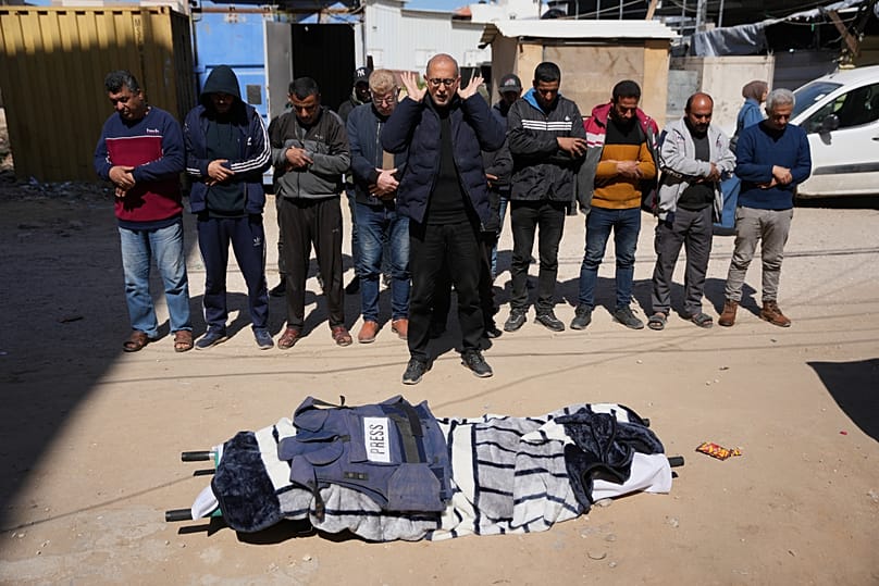 فلسطينيون يؤدون صلاة الجنازة على الصحافية آمال شمالي، التي قُتلت في غارة إسرائيلية، بمستشفى العودة في النصيرات وسط قطاع غزة، 9 مارس 2026.