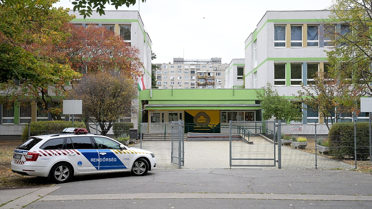 A kép illusztráció (Rendőrautó a XV. kerületi Kontyfa Általános Iskola és Gimnázium előtt 2026. október 15-én. )