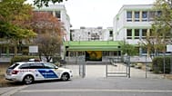 A kép illusztráció (Rendőrautó a XV. kerületi Kontyfa Általános Iskola és Gimnázium előtt 2026. október 15-én. )