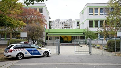 A kép illusztráció (Rendőrautó a XV. kerületi Kontyfa Általános Iskola és Gimnázium előtt 2026. október 15-én. )