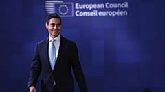 Premier Holandii Rob Jetten przybywa na szczyt UE w siedzibie Rady Europejskiej w Brukseli, piątek, 16 października 2026 r.