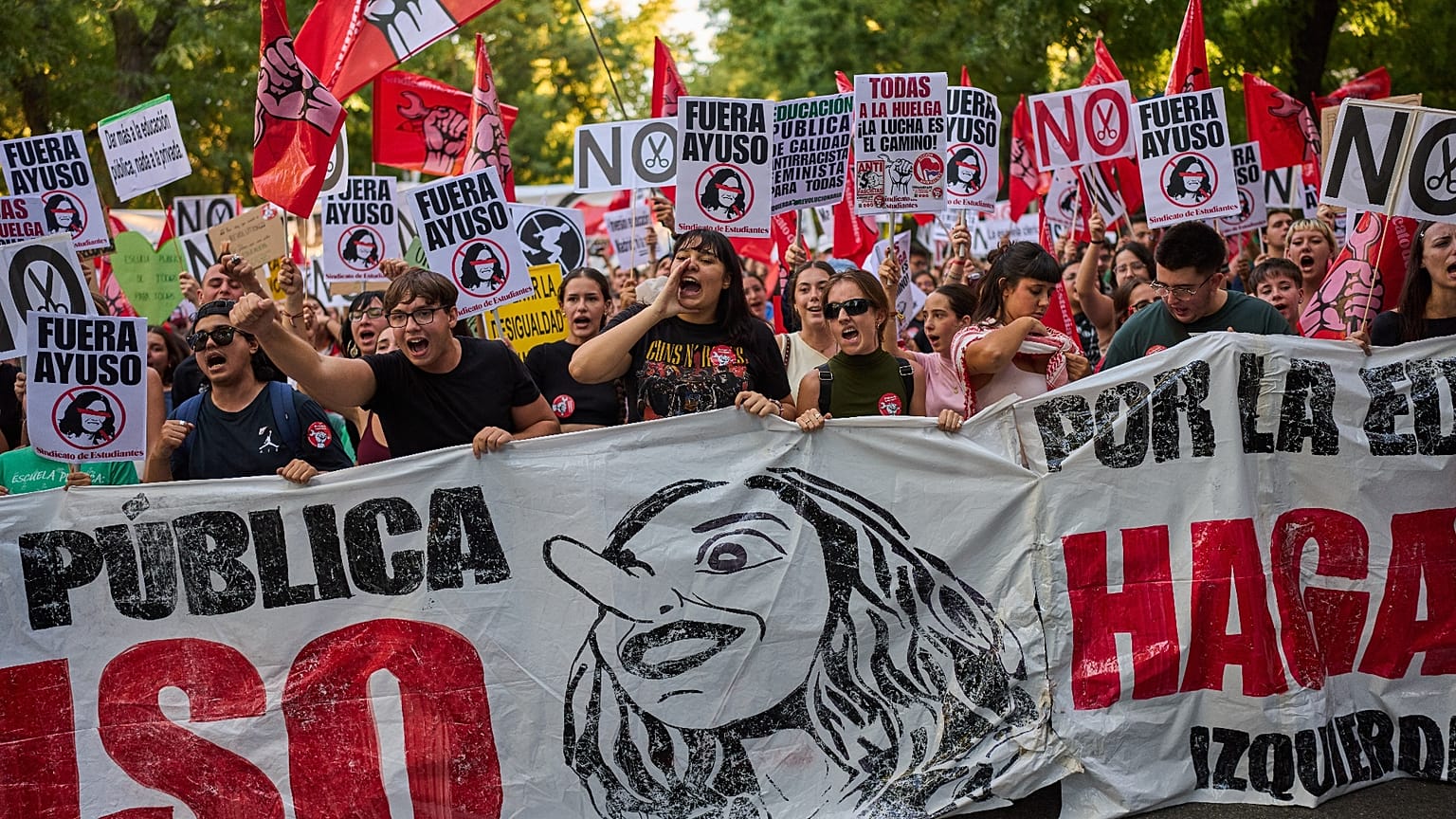 Una manifestación del pasado 14 de octubre muestra el cartel "Fuera Ayuso" en referencia a la presidenta de la Comunidad de Madrid