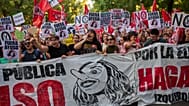 Una manifestación del pasado 14 de octubre muestra el cartel "Fuera Ayuso" en referencia a la presidenta de la Comunidad de Madrid