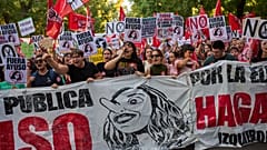 Una manifestación del pasado 14 de octubre muestra el cartel "Fuera Ayuso" en referencia a la presidenta de la Comunidad de Madrid