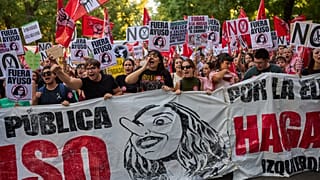 Una manifestación del pasado 14 de octubre muestra el cartel "Fuera Ayuso" en referencia a la presidenta de la Comunidad de Madrid