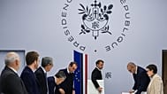 I ministri francesi si alzano in piedi all'arrivo del presidente Emmanuel Macron per una riunione interministeriale di crisi all'Eliseo, il 18 ottobre 2026