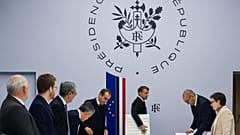 Los ministros franceses se ponen en pie mientras el presidente Emmanuel Macron llega a una reunión interministerial de crisis en el Palacio del Elíseo, 18 de octubre de 2026