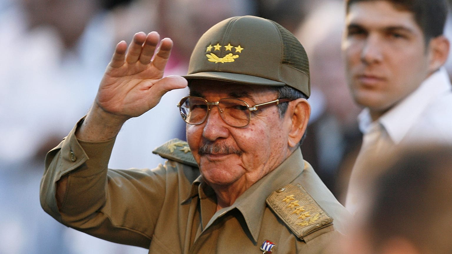 ARCHIVO - El entonces presidente interino de Cuba, Raúl Castro, saluda a los periodistas frente al Museo de la Revolución en La Habana, el 13 de marzo de 2007.