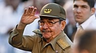 ARCHIVO - El entonces presidente interino de Cuba, Raúl Castro, saluda a los periodistas frente al Museo de la Revolución en La Habana, el 13 de marzo de 2007.