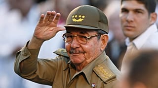 ARCHIVO - El entonces presidente interino de Cuba, Raúl Castro, saluda a los periodistas frente al Museo de la Revolución en La Habana, el 13 de marzo de 2007.