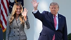 Donald Trump, acompanhado da primeira-dama Melania Trump, acena após um evento sobre saúde das mulheres no Jardim das Rosas da Casa Branca, a 19 de outubro de 2026