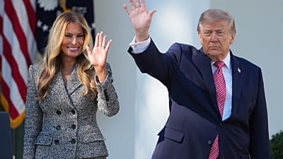 Donald Trump, acompanhado da primeira-dama Melania Trump, acena após um evento sobre saúde das mulheres no Jardim das Rosas da Casa Branca, a 19 de outubro de 2026
