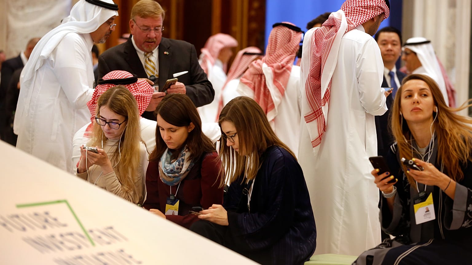 مشاركون في منتدى "مبادرة مستقبل الاستثمار" يتصفحون الأخبار خلال الجلسة الافتتاحية في الرياض، السعودية، 29 أكتوبر 2019.