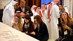 مشاركون في منتدى "مبادرة مستقبل الاستثمار" يتصفحون الأخبار خلال الجلسة الافتتاحية في الرياض، السعودية، 29 أكتوبر 2019.
