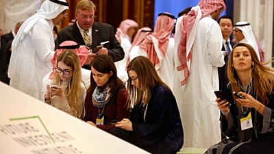 مشاركون في منتدى "مبادرة مستقبل الاستثمار" يتصفحون الأخبار خلال الجلسة الافتتاحية في الرياض، السعودية، 29 أكتوبر 2019.