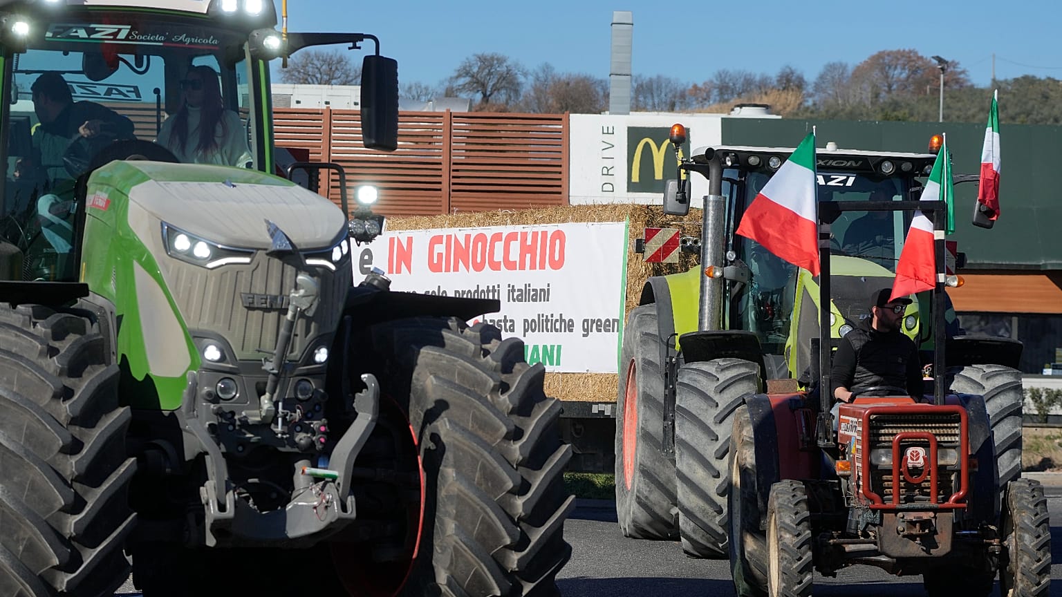 Sud Italia, proteste di autotrasportatori e agricoltori contro il caro carburanti