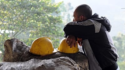 ARCHIVO: Un minero se apoya en su casco, el cual descansa encima de sacos de carbón, en el exterior de la mina de carbón de El Desespero, en Angelópolis, Colombia, en 2012.