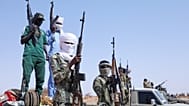 مقاتلون منشقون عن الدعم السريع يرفعون أسلحتهم معلنين استسلامهم للجيش السوداني غرب أم درمان، الأربعاء 19 أغسطس 2026.
