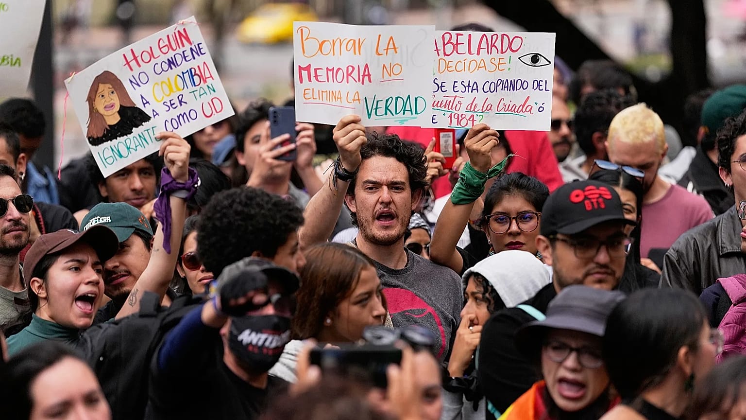 Manifestantes protestan contra la orden del presidente De la Espriella de retirar del Museo Nacional, en Bogotá determinadas exposiciones, el sábado 17 de octubre de 2026