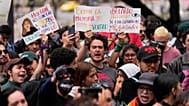 Manifestantes protestan contra la orden del presidente De la Espriella de retirar del Museo Nacional, en Bogotá determinadas exposiciones, el sábado 17 de octubre de 2026