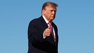 Donald Trump elnök az Air Force One fedélzetére tart hétfőn, 2026. október 19-én a Joint Base Andrews támaszponton, Marylandben. (AP-fotó: Julia Demaree Nikhinson)