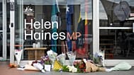 Kwiaty i znicze przed biurem wyborczym niezależnej posłanki Helen Haines w Wangaratta, 20 października 2026 r.