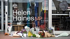Helen Haines független képviselő wangarattai választókerületi irodája elé koszorúkat és virágokat helyeztek el, 2026. október 20-án.