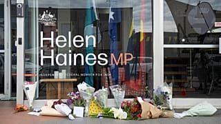 Kwiaty i znicze przed biurem wyborczym niezależnej posłanki Helen Haines w Wangaratta, 20 października 2026 r.