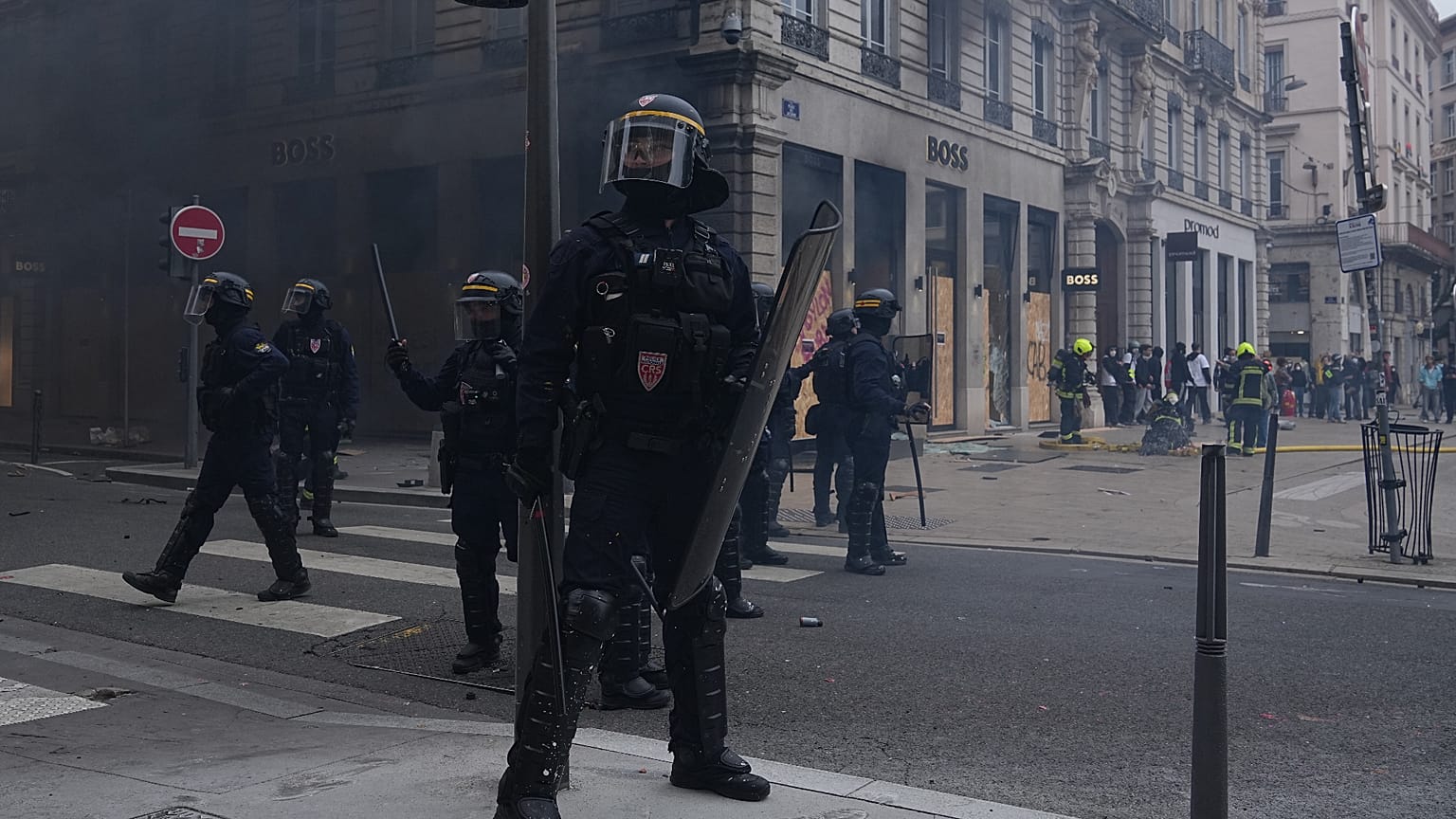 La police anti-émeute fait face aux manifestants lors d'une manifestation à Paris, le samedi 17 octobre 2026