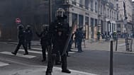 La police anti-émeute fait face aux manifestants lors d'une manifestation à Paris, le samedi 17 octobre 2026