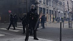 La Policía antidisturbios se enfrenta a los manifestantes durante una protesta en París, el sábado 17 de octubre de 2026