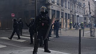 La police anti-émeute fait face aux manifestants lors d'une manifestation à Paris, le samedi 17 octobre 2026
